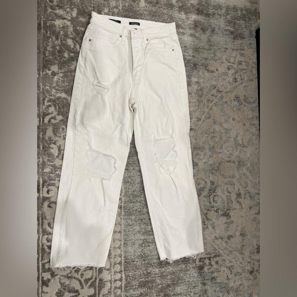 Wild fable white ripped jeans. Size 6. Great condition!